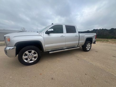 Used 2015 GMC Sierra 2500 SLT w/ Suspension Package, Off-Road image 4