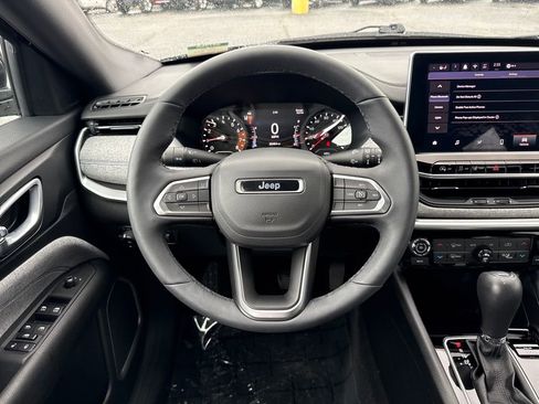 Used 2024 Jeep Compass Latitude w/ Convenience Group image 39