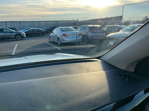 Used 2024 Volkswagen Taos S image 33