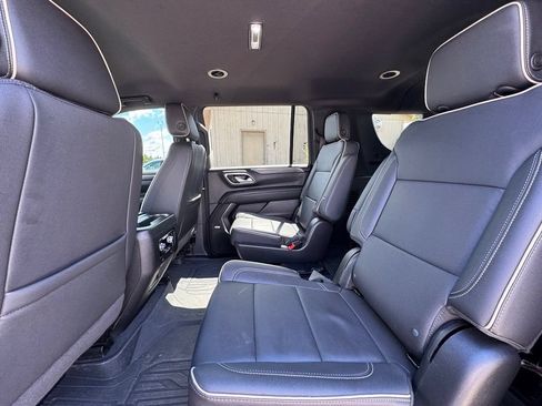 Used 2024 GMC Yukon XL SLT AWD/4WD image 32