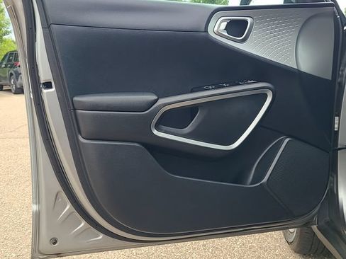 Used 2025 Kia Soul LX w/ LX Technology Package FWD image 11
