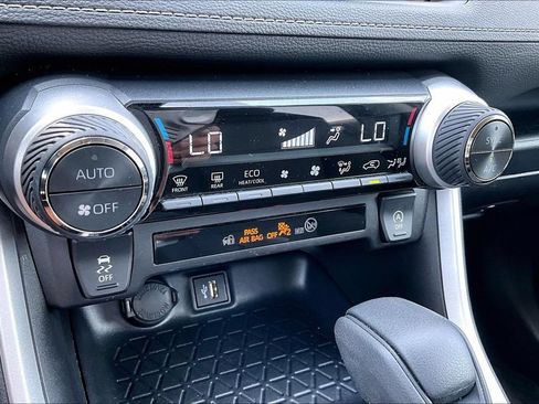 Used 2025 Toyota RAV4 XLE FWD image 31
