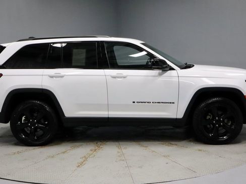 Used 2024 Jeep Grand Cherokee Altitude AWD/4WD image 12