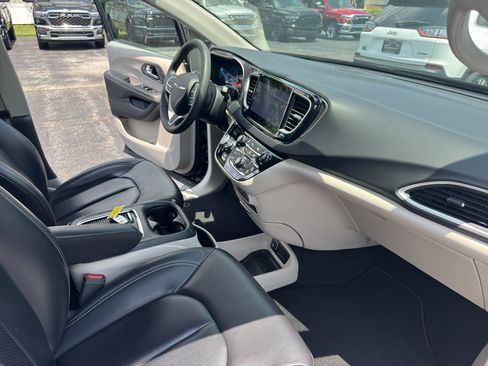 Used 2023 Chrysler Pacifica Touring-L FWD image 31