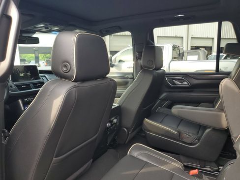 Used 2024 GMC Yukon SLT w/ SLT Premium Package AWD/4WD image 9