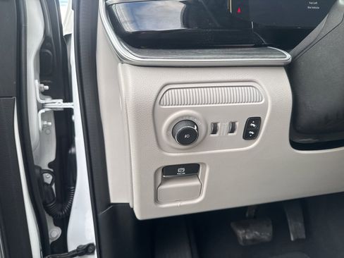 Used 2023 Jeep Wagoneer Series III w/ Premium Group I image 29