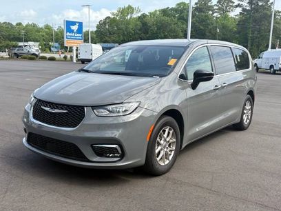 Used 2025 Chrysler Pacifica Select