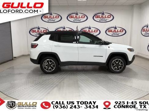 Used 2025 Jeep Compass Trailhawk w/ Trailer Tow Group AWD/4WD image 9