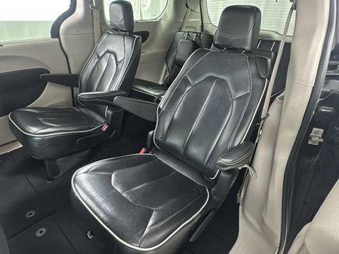 Used 2023 Chrysler Pacifica Limited image 12