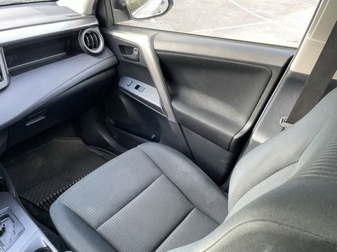 Used 2018 Toyota RAV4 LE image 33