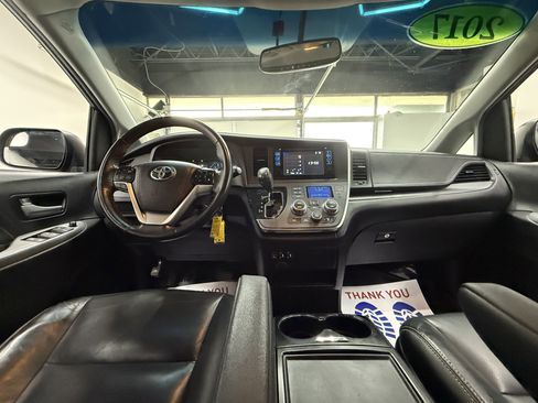 Used 2017 Toyota Sienna SE image 12
