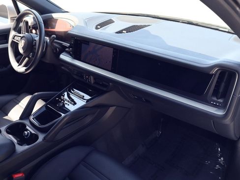 Certified 2025 Porsche Cayenne AWD/4WD image 25