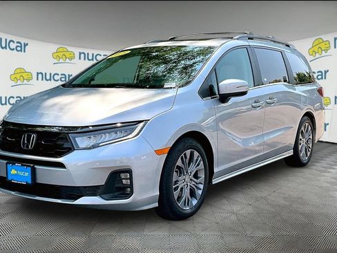 Used 2025 Honda Odyssey Touring image 3
