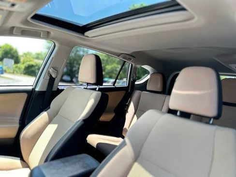 Used 2018 Toyota RAV4 XLE AWD/4WD image 11