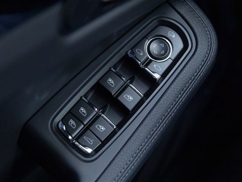 Certified 2026 Porsche Macan AWD/4WD image 19