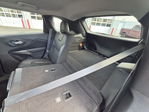 Used 2019 Jeep Cherokee Limited AWD/4WD image 6