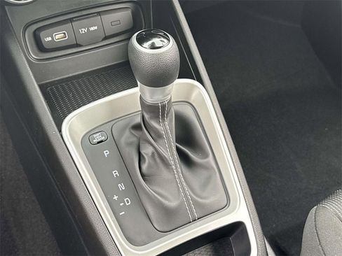 Certified 2022 Hyundai Venue SE image 28