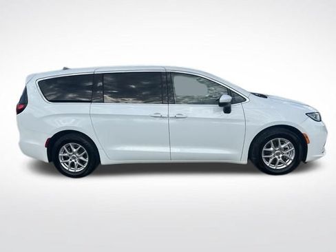 Used 2023 Chrysler Pacifica Touring-L FWD image 3