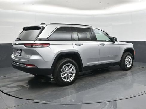New 2026 Jeep Grand Cherokee Laredo w/ Trailer Tow Package AWD/4WD image 22
