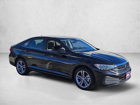 Used 2024 Volkswagen Jetta SE image 3