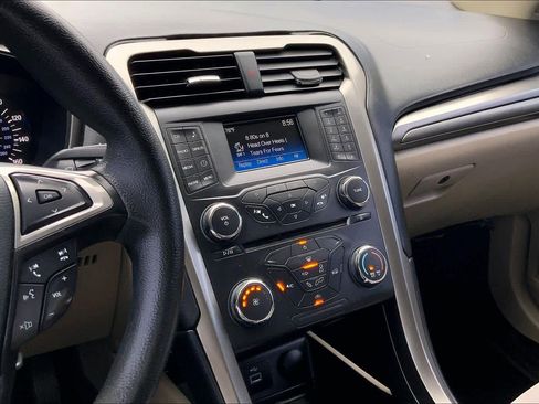Used 2017 Ford Fusion SE FWD image 6