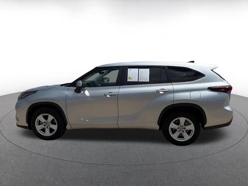 Used 2025 Toyota Highlander LE FWD image 11