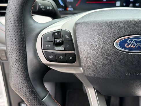 Used 2025 Ford Explorer Active w/ Active Comfort Package RWD image 17
