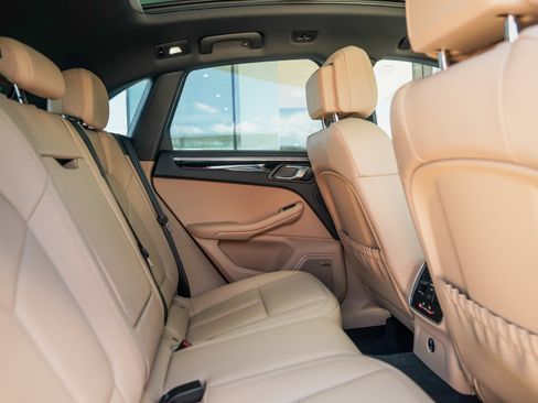 Certified 2025 Porsche Macan image 30