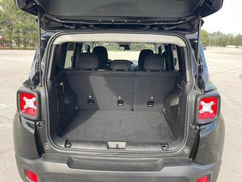 Used 2023 Jeep Renegade Latitude AWD/4WD image 18
