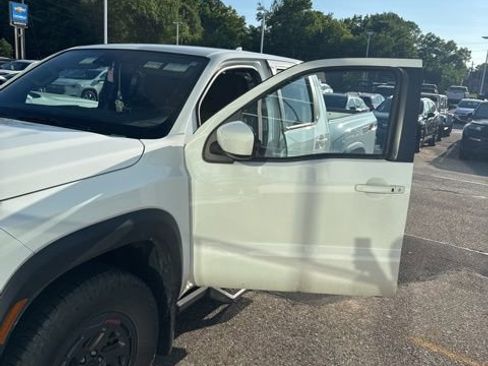 Used 2025 Nissan Frontier PRO-4X AWD/4WD image 2