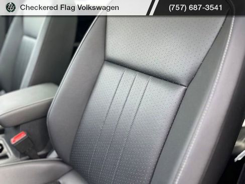 Used 2023 Volkswagen Tiguan SE R-Line FWD image 21