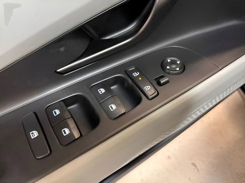 New 2025 Hyundai Elantra Limited image 27