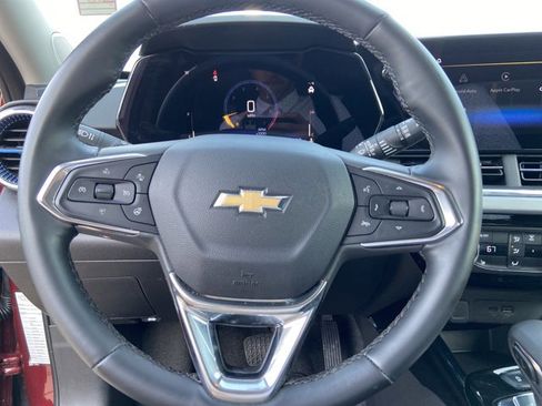 Used 2025 Chevrolet Trax LT w/ LT Convenience Package FWD image 33