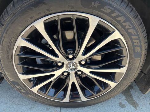 Used 2019 Toyota Camry SE w/ Convenience Package image 9