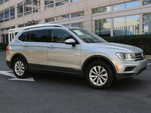 Used 2019 Volkswagen Tiguan SE w/ Panoramic Sunroof Package image 2