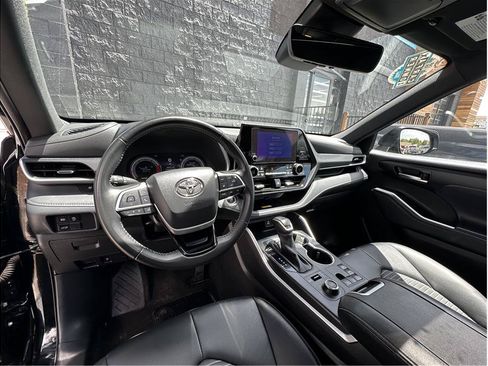 Used 2025 Toyota Highlander XSE AWD/4WD image 2