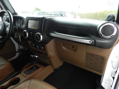 Used 2014 Jeep Wrangler Unlimited Sahara w/ Connectivity Group AWD/4WD image 13