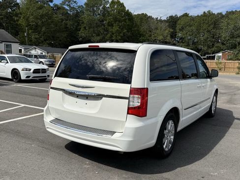 Used 2013 Chrysler Town & Country Touring image 7
