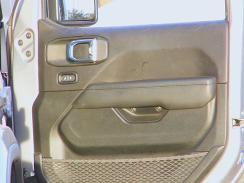 Used 2020 Jeep Wrangler Unlimited Sahara image 22