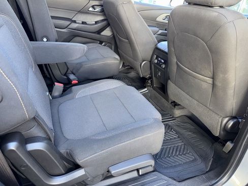 Used 2020 Chevrolet Traverse LT image 19