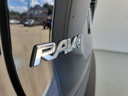 Used 2019 Toyota RAV4 XLE FWD image 9