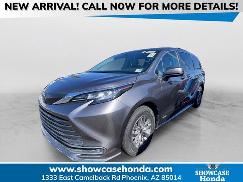 Used 2021 Toyota Sienna LE FWD image 1