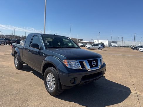 Used 2016 Nissan Frontier SV image 1
