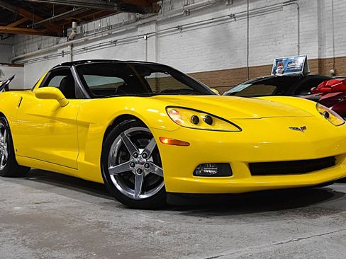 Used 2007 Chevrolet Corvette Coupe w/ Preferred Equipment Group RWD image 2
