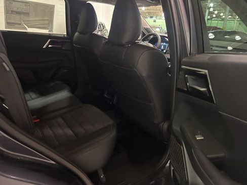 New 2025 Mitsubishi Outlander SE image 11