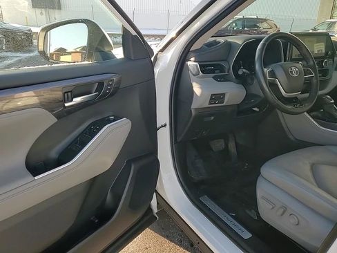 Used 2023 Toyota Highlander Limited image 11