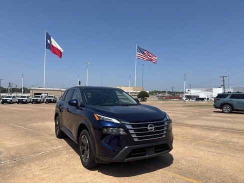 Certified 2025 Nissan Rogue SV FWD image 2