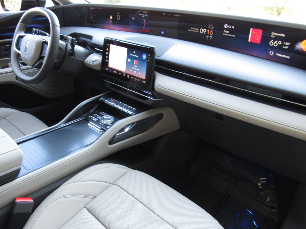 Used 2024 Lincoln Nautilus Premier AWD/4WD image 17