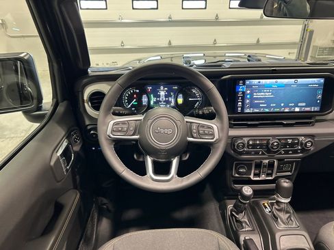 Used 2025 Jeep Wrangler Unlimited Sahara w/ Safety Group image 28