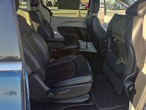 Used 2024 Chrysler Pacifica Select image 37